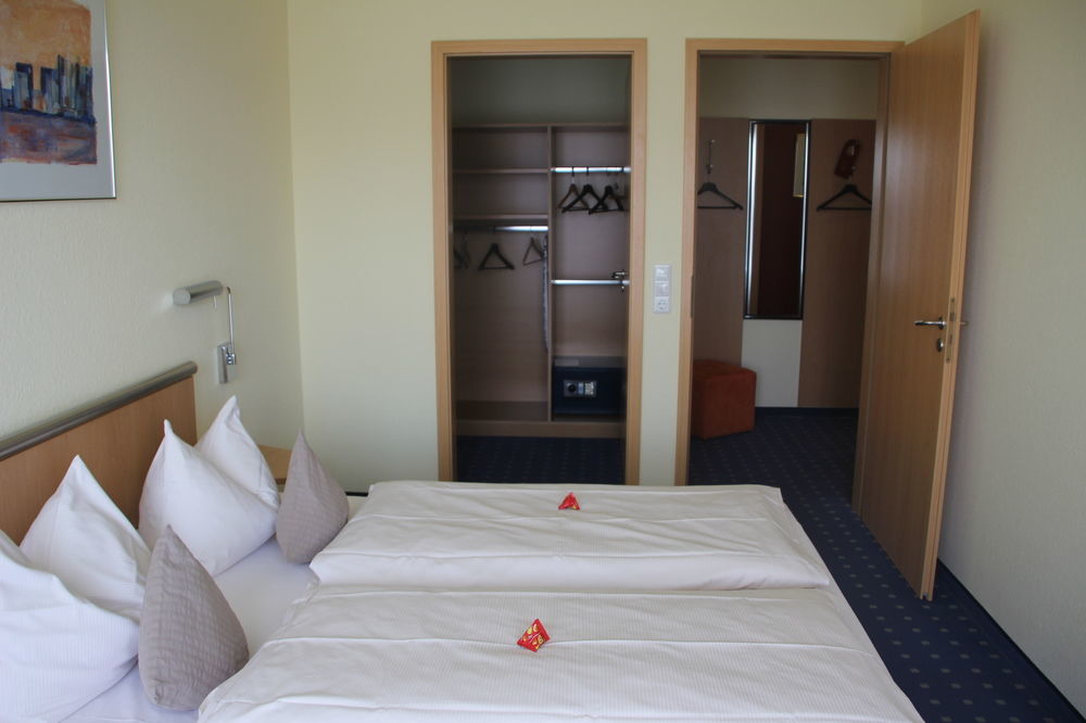 Hotel Ifen Wiesloch Bagian luar foto